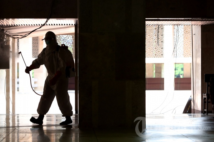 Cegah Penyebaran Virus Corona, Masjid Istiqlal Disemprot Cairan Disinfektan