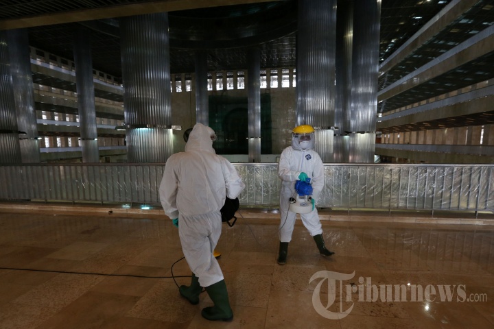 Cegah Penyebaran Virus Corona, Masjid Istiqlal Disemprot Cairan Disinfektan