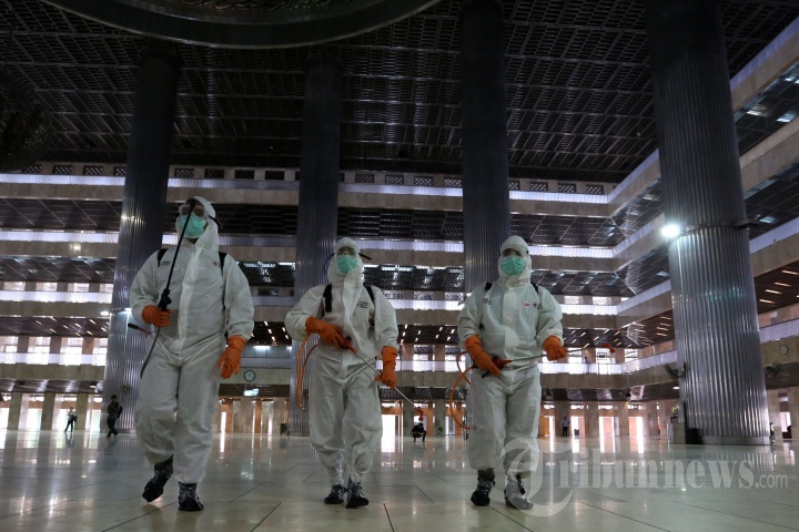 Cegah Penyebaran Virus Corona, Masjid Istiqlal Disemprot Cairan Disinfektan