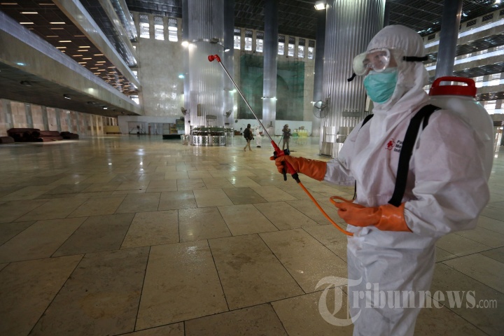 Cegah Penyebaran Virus Corona, Masjid Istiqlal Disemprot Cairan Disinfektan