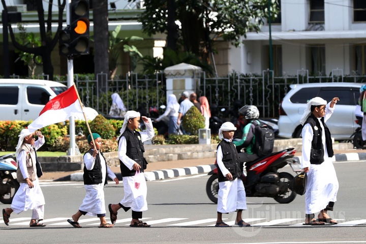 Massa Aksi Tuntut Skandal Mega Korupsi di Indonesia Dituntaskan