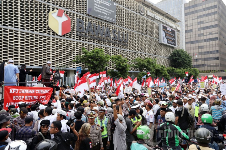 Massa Demo Bawaslu Tuntut Paslon 01 Didiskualifikasi