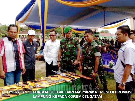 Masyarakat Mesuji Serahkan 36 Senjata Api Rakitan ke Korem 043/G