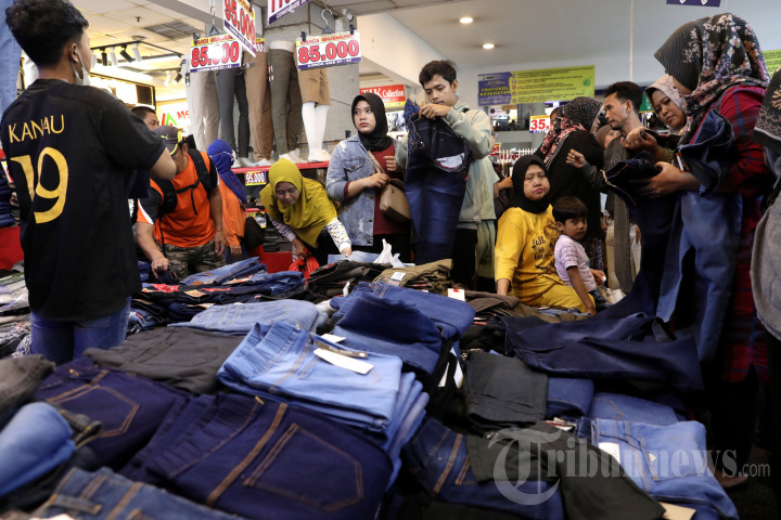 Masyarakat Padati Pasar Tanah Abang Jelang Lebaran