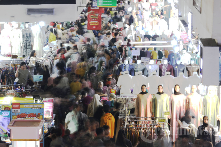 Masyarakat Padati Pasar Tanah Abang Jelang Lebaran