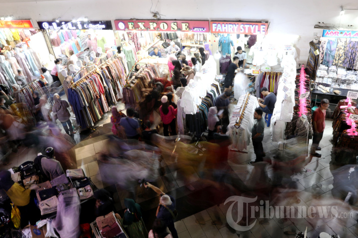Masyarakat Padati Pasar Tanah Abang Jelang Lebaran
