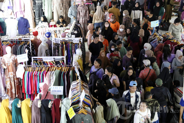 Masyarakat Padati Pasar Tanah Abang Jelang Lebaran