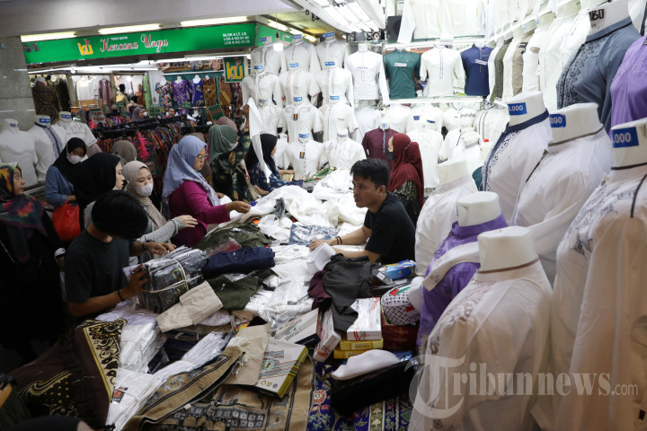 Masyarakat Padati Pasar Tanah Abang Jelang Lebaran