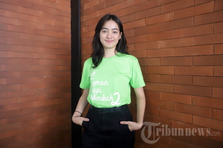 Artis peran Mawar De Jongh menghadiri acara peluncuran poster dan trailer Film Teman Tapi Menikah 2, di Jakarta Selatan, Senin (20/1/2020). Sekuel film yang diangkat dari kisah Ayudia dan Ditto sedikit berbeda dengan film sebelumnya, tokoh utamanya tak lagi diperankan oleh Vanesha Prescilla, namun digantikan oleh Mawar De Jongh. 