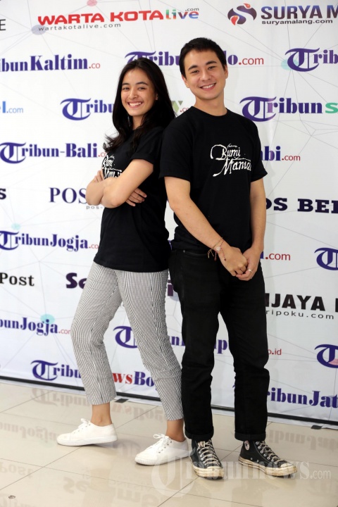 Mawar Eva de Jongh (kiri) dan Jerome Kurnia, aktris pemeran Annelies dan aktor pemeran dalam film Bumi Manusia saat berkunjung di Kantor Redaksi Tribunnews dan Warta Kota, Palmerah, Jakarta Pusat, Rabu (17/7/2019). 