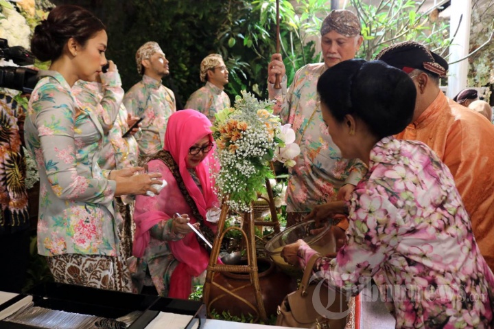 Mbak Tutut Melakukan Siraman Putri Bungsunya Sekar