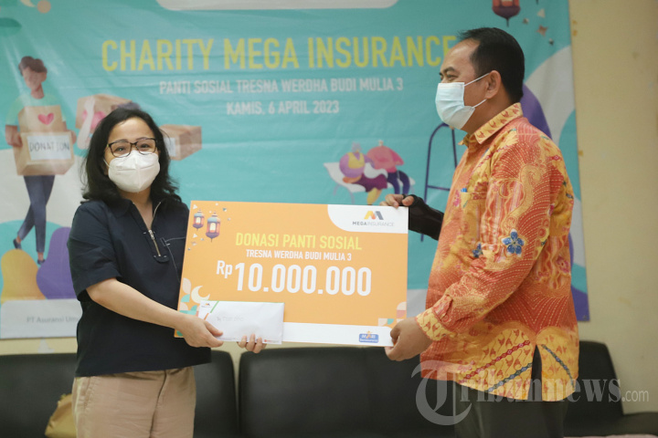 Mega Insurance Berbagi dengan Penghuni Panti Sosial