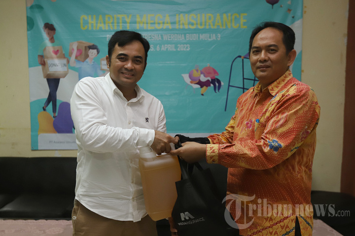 Mega Insurance Berbagi dengan Penghuni Panti Sosial