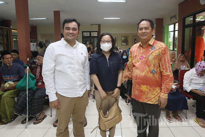 Mega Insurance Berbagi dengan Penghuni Panti Sosial
