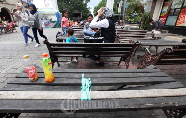 Meja dan Kursi Taman Jalan Dalem Kaum Rusak