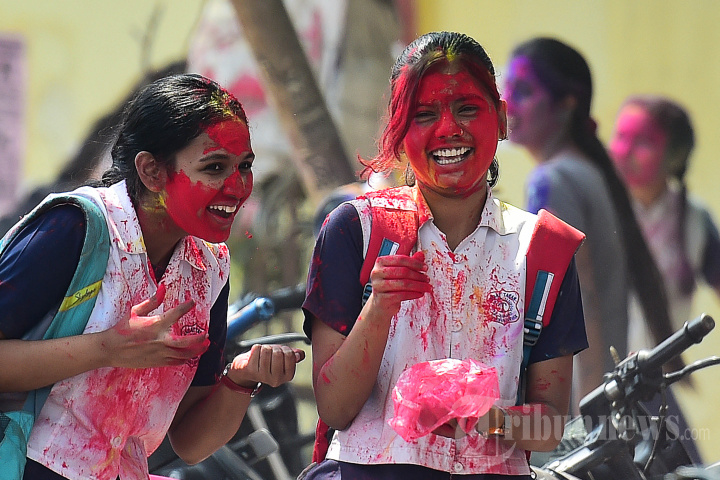 Melihat Festival Holi di India yang Penuh Warna