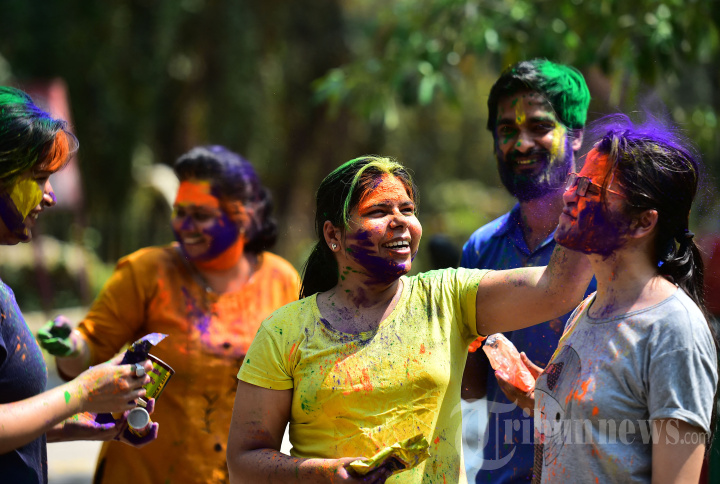 Melihat Festival Holi di India yang Penuh Warna