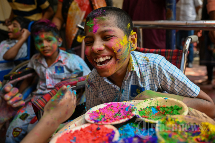 Melihat Festival Holi di India yang Penuh Warna