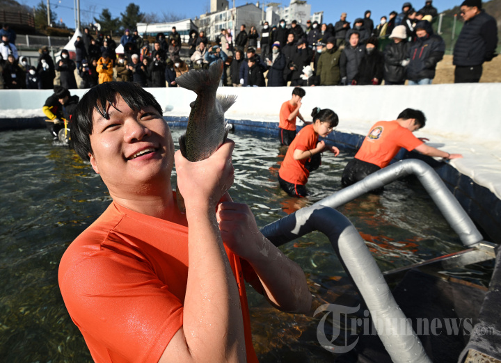 Melihat Festival Memancing di Sungai Beku Hwacheon