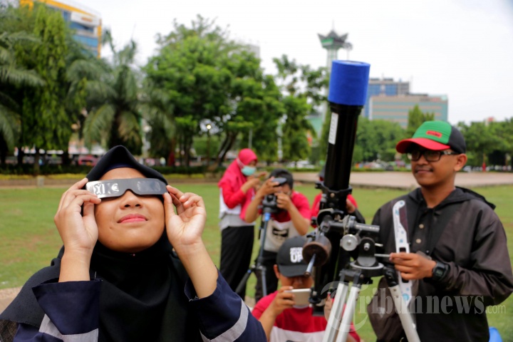 Melihat Gerhana Matahari Cincin dari Simpang Lima Semarang