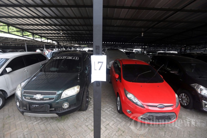 Melihat Gudang Pegadaian Mobil Terbesar di Indonesia