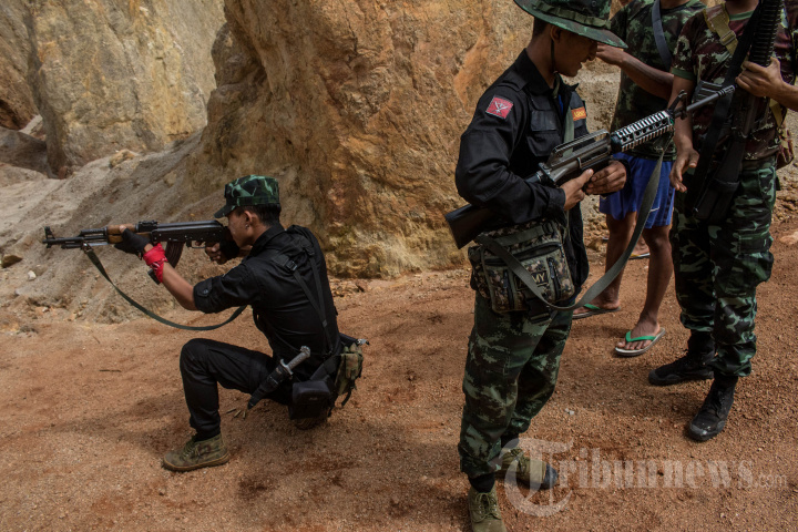 Melihat Kamp Pelatihan Penentang Junta Militer Myanmar