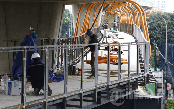 Melihat Pembangunan Skywalk Kebayoran Lama