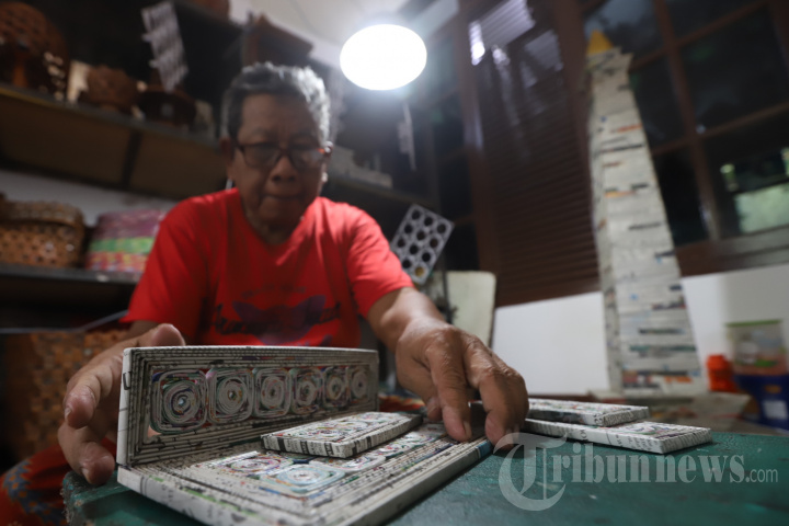 Melihat Pembuatan Miniatur Monas Berbahan Kertas Bekas