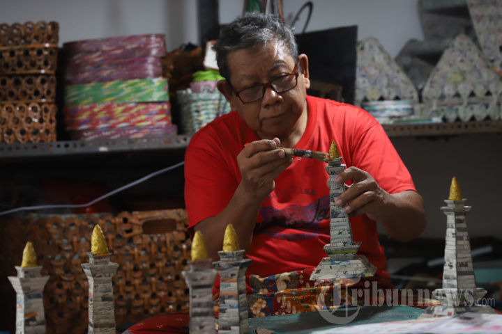 Melihat Pembuatan Miniatur Monas Berbahan Kertas Bekas