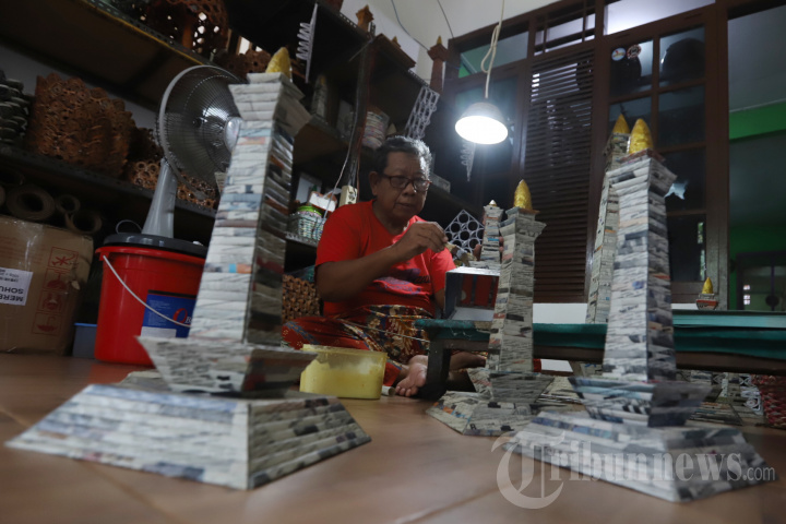 Melihat Pembuatan Miniatur Monas Berbahan Kertas Bekas