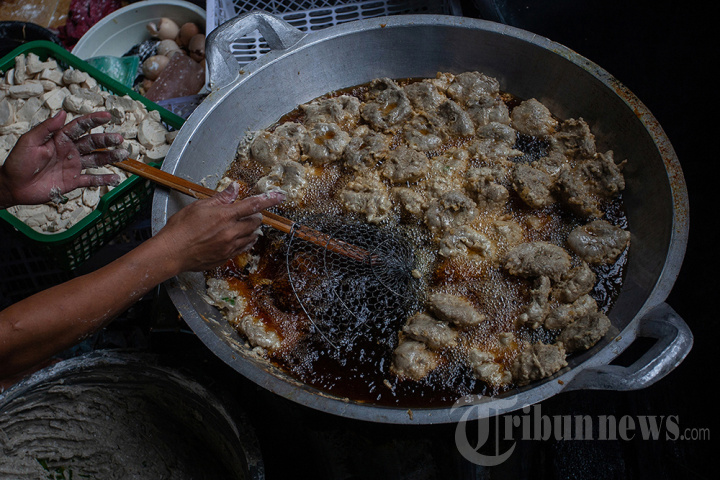 Melihat Produksi Pempek di Palembang