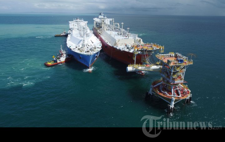Melihat Proses Aktivitas Pemindahan LPG di FSRU Lepas Pantai