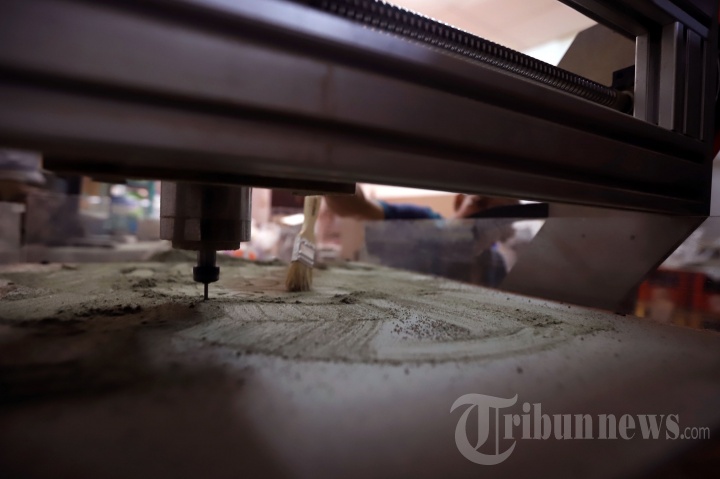 Melihat Proses Pembuatan Rumah Boneka Barbie