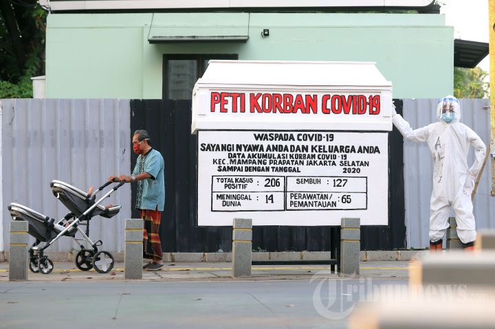 Melihat Replika Peti Covid-19