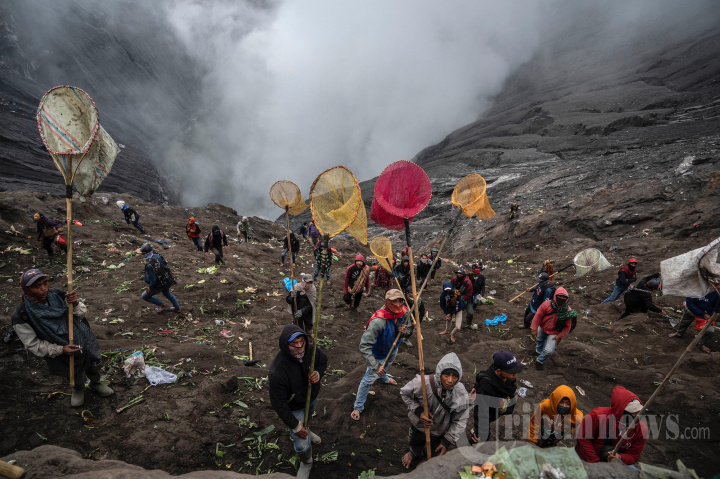 Melihat Ritual Adat Yadnya Kasada Suku Tengger di Bromo