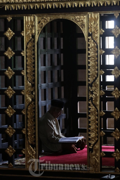 Membaca Al Quran Tunggu Buka Puasa