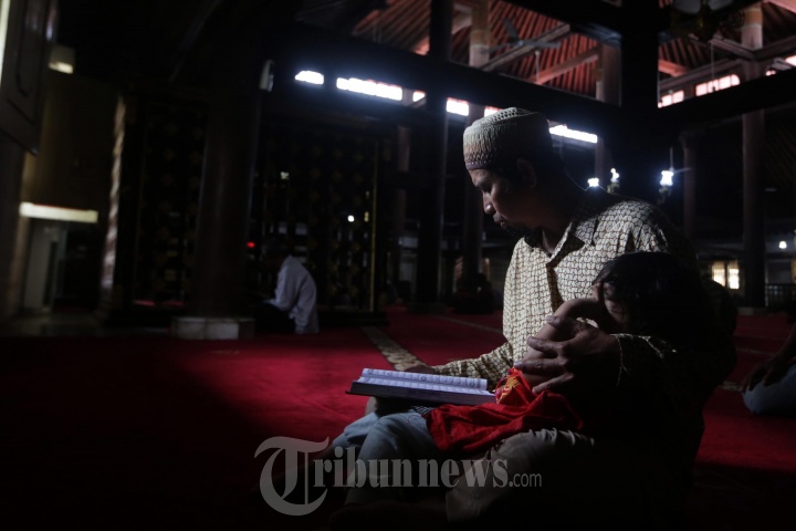 Membaca Al Quran Tunggu Buka Puasa