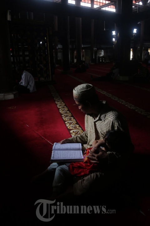 Membaca Al Quran Tunggu Buka Puasa