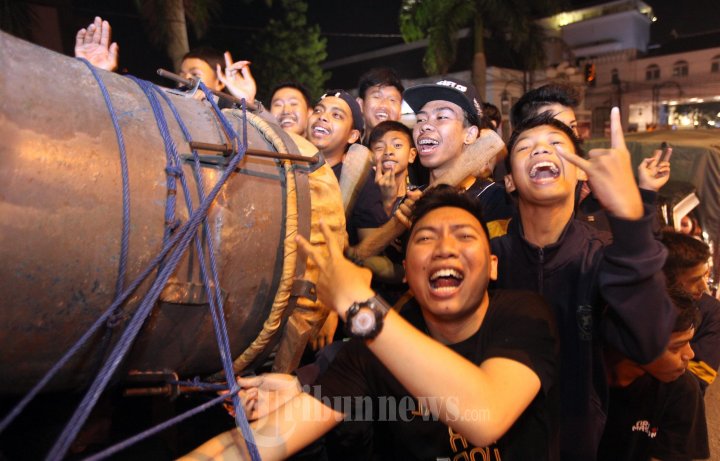 Membawa Bedug Remaja dan Anak-Anak Berkeliling Lakukan Takbir