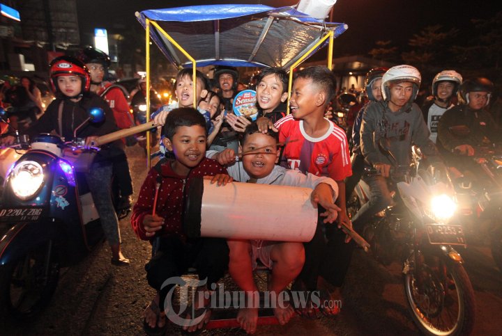 Membawa Bedug Remaja dan Anak-Anak Berkeliling Lakukan Takbir