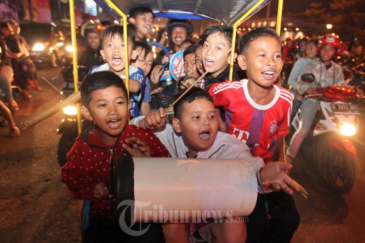 Membawa Bedug Remaja dan Anak-Anak Berkeliling Lakukan Takbir