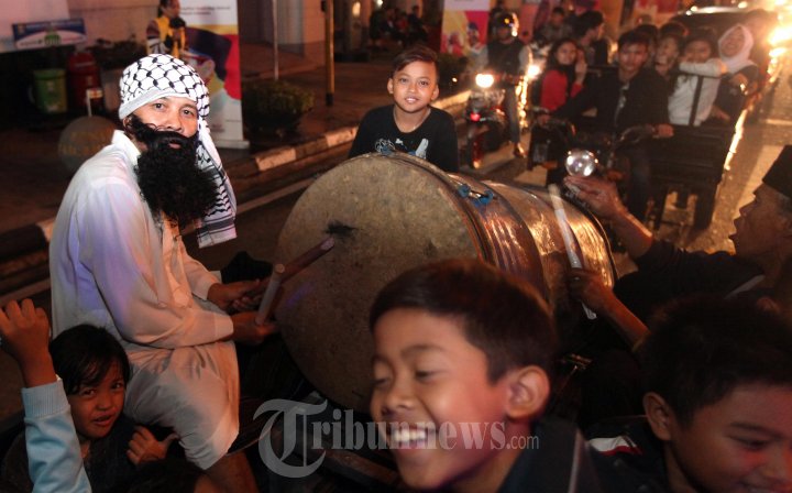 Membawa Bedug Remaja dan Anak-Anak Berkeliling Lakukan Takbir