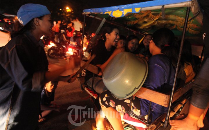 Membawa Bedug Remaja dan Anak-Anak Berkeliling Lakukan Takbir