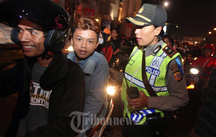 Membawa Bedug Remaja dan Anak-Anak Berkeliling Lakukan Takbir