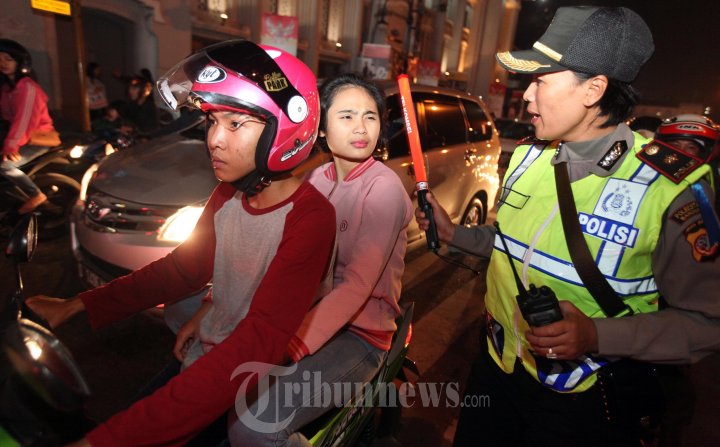 Membawa Bedug Remaja dan Anak-Anak Berkeliling Lakukan Takbir