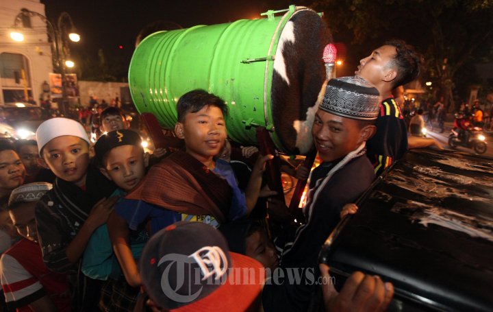 Membawa Bedug Remaja dan Anak-Anak Berkeliling Lakukan Takbir