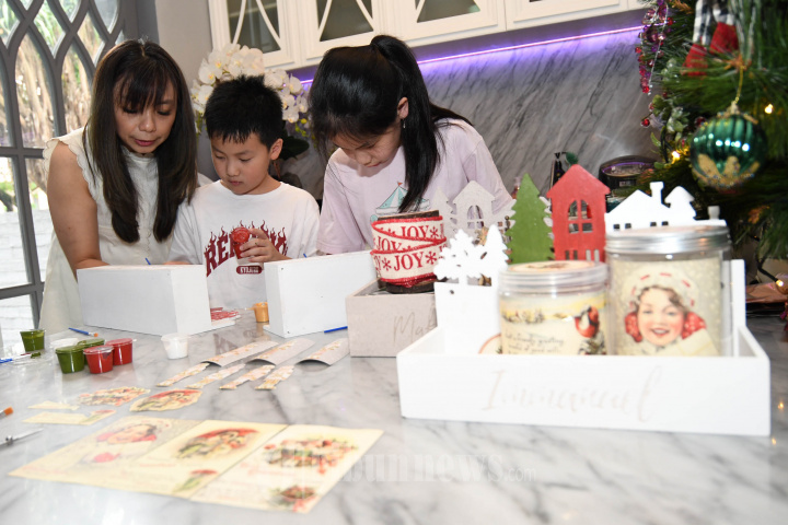 Membuat Kreasi Christmas Box Sambut Natal 2021