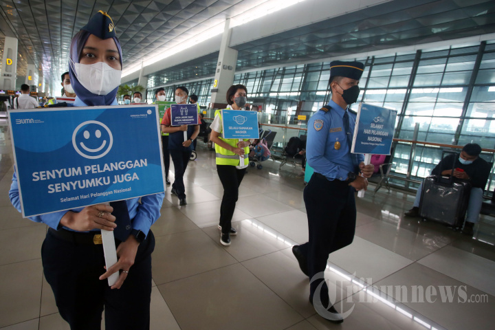 Memperingati Hari Pelanggan Nasional di Bandara