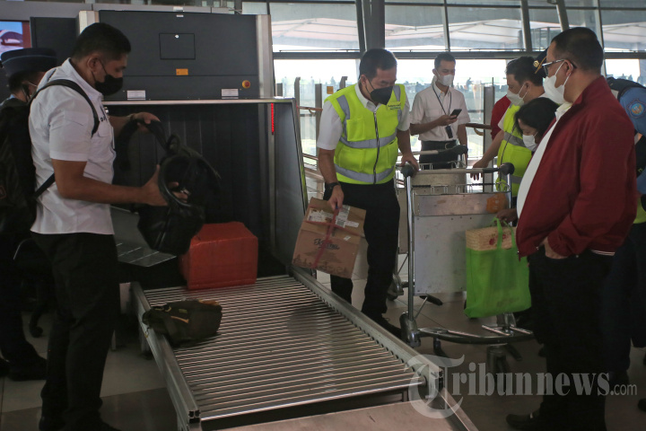 Memperingati Hari Pelanggan Nasional di Bandara
