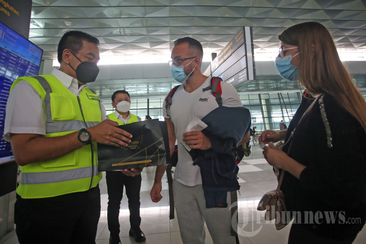 Memperingati Hari Pelanggan Nasional di Bandara